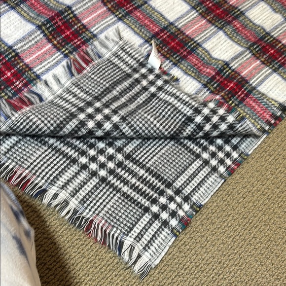 5/$25 Old Navy Scarf Shawl Plaid Wool Lap Blanket Fringe Winter Warm Unisex - Picture 4 of 6